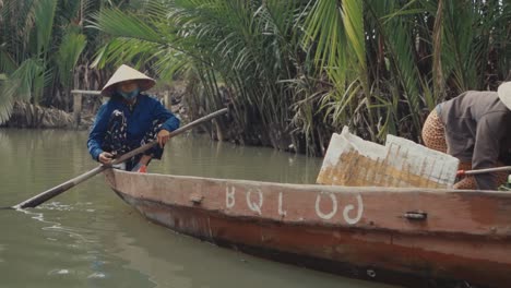 Vietnamesischer-Mann-Sitzt-Am-Rand-Eines-Bootes-Auf-Dem-Fluss-Thu-Bon