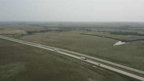 Der-Verkehr-Bewegt-Sich-Entlang-Der-Autobahn,-Die-Durch-Die-Landschaft-Von-Kansas-Führt