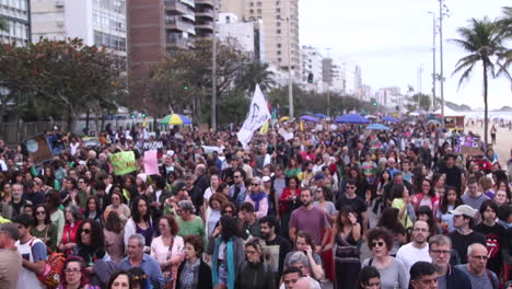 Große-Menschenmenge-Demonstriert-In-Ipanema,-Rio-De-Janeiro,-Brasilien,-Für-Den-Schutz-Des-Amazonaswaldes