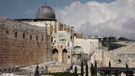 Die-Alte-Stadtmauer-Von-Jerusalem-Und-Die-Kuppel