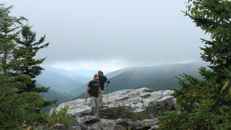 Drei-Männliche-Wanderer-Verlassen-Die-Rohrbaugh-Cliffs-In-Der-Dolly-Sods-Wilderness,-Einem-Teil-Des-Monongahela-National-Forest-In-West-Virginia
