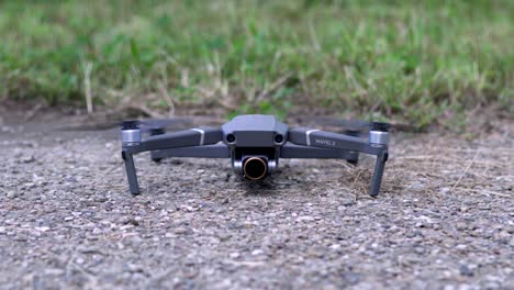 Drohne-Startet-Vom-Boden-In-Saitama,-Japan-–-DJI-Mavic-2-Pro-–-Nahaufnahme