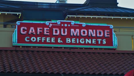 Café-Du-Monde-Coffee-Beignets-New-Orleans-City-Park-Leuchtreklame-Außendämmerung