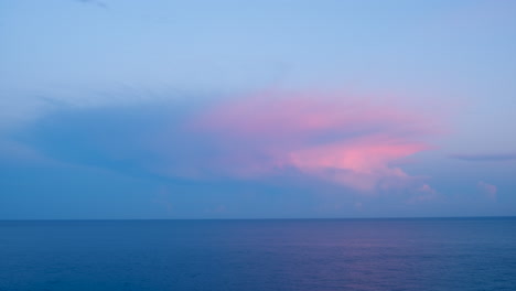 Epische-Sonnenuntergangswolken-über-Dem-Meereshorizont-Im-Zeitraffer