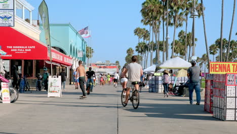 People-Casually-Strolling-along-Venice-Boardwalk-on-Bright,-Sunny-Day
