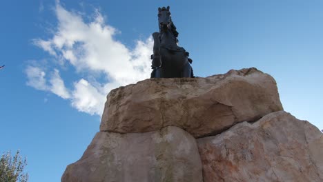 Statue-Eines-Albanischen-Nationalhelden-Mit-Blick-Auf-Den-Riesigen-Skanderbeg-Hauptplatz-In-Tirana,-Albanien-–-Weitwinkelaufnahme-Aus-Der-Umlaufbahn