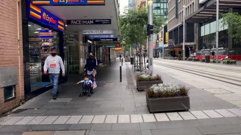 Eine-Familie-Geht-Während-Des-Lockdowns-Durch-Die-Ruhigen-Straßen-Sydneys,-Während-Australien-Vom-Ausbruch-Des-Coronavirus-Heimgesucht-Wird