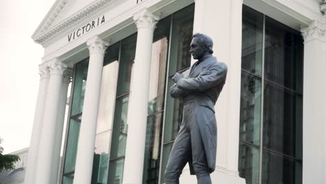 Bronze-Sculpture-Of-Sir-Stamford-Raffles-At-The-Victoria-Theatre-And-Concert-Hall-In-Singapore---low-angle-shot