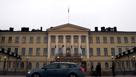 Tourists-admiring-the-facade-of-Presidential-Palace-in-Helsinki,-Finland