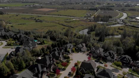 Drohnen-4K-Aufnahmen-Von-Cloverdale,-Städtischer-Wohnungsbau-Für-Bürger-Der-Mittelschicht,-Zonierte-Stadtplanung-In-Der-Nähe-Eines-Geschützten-Grüngürtels-Mit-Panorama-Und-Majestätischer-Topographie