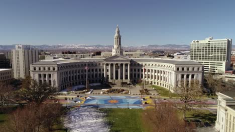 4K-drone-clip-pushing-in-towards-the-Denver-Probate-Court-Clerk-building-at-the-Civic-Center-Park-in-downtown-Denver,-CO