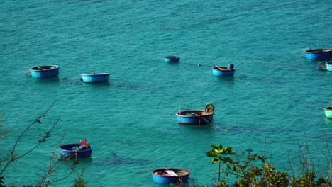 Leere-Vietnamesische-Fischerei-Coracle-Korbboote,-Die-Auf-Der-Meeresoberfläche-Vertäut-Sind-Und-Schwimmen