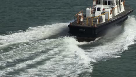 Close-shot-of-a-Speed-pilot-boat-heading-to-Miraflores-Locks,-Panama-Canal
