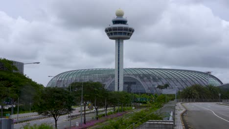 Verkehrskontrollturm-Des-Flughafens-Changi-Gegen-Das-Juwel-An-Einem-Bewölkten-Tag
