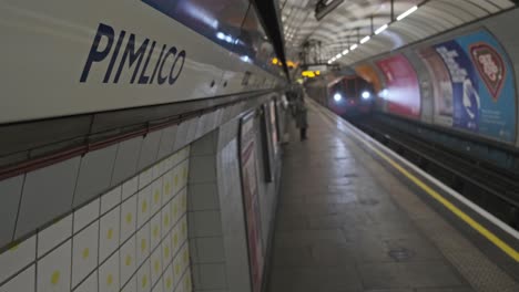Tren-Subterráneo-De-La-Línea-Victoria-Llegando-A-La-Estación-De-Pimlico