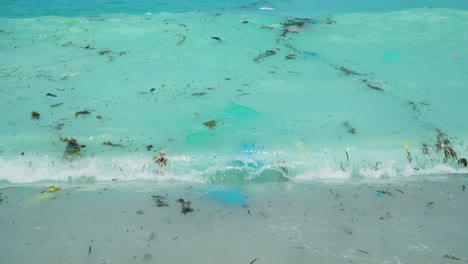 Asiatisches-Meerwasser-Bedeckt-Mit-Plastikmüll-Und-Anderen-Abfällen-Und-Resten,-Die-Auf-Der-Oberfläche-Schwimmen