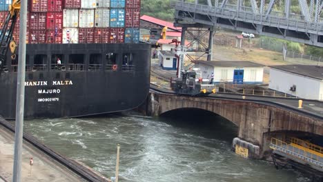 Containerschiff-Verlässt-Die-Letzte-Kammer-Der-Miraflores-Schleusen,-Panamakanal