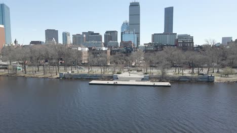 Menschen-Am-Boston-Public-Dock-Auf-Der-Esplanade