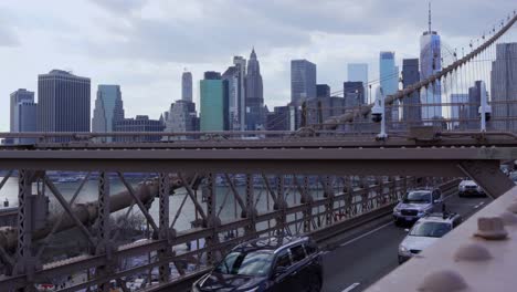 Traffic-on-Brooklyn-bridge-and-skyscrapers-in-background,-New-York