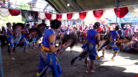 Kuda-Lumping-Javanese-folk-performance,-horsemen-dance-in-front-of-audience