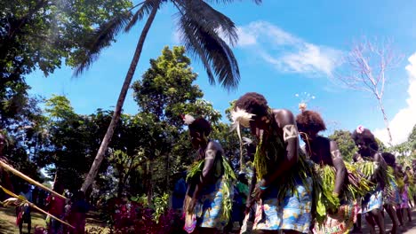 Un-Tradicional-Y-Colorido-Espectáculo-Tribal-De-Canto,-Bambú-Y-Danza-En-El-Espectáculo-Del-Festival-Cultural-En-Bougainville,-Papúa-Nueva-Guinea