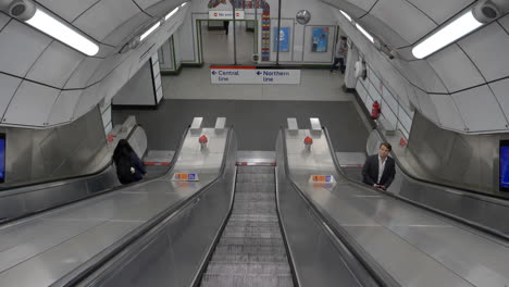POV-Einer-Person-Auf-Der-Rolltreppe,-Die-In-Der-Nordlinie-Der-Londoner-U-Bahn-Hinunterfährt