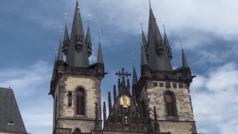 Türme-Und-Vorderseite-Der-Kirche-Der-Muttergottes-Vor-Teyn,-Prag,-Tschechien
