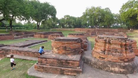 Los-Restos-Arqueológicos-Budistas-De-Mulagandha-Kuti-De-Sarnath-Con-Ladrillos-Y-Piedras-En-Sarnath,-Varanasi,-India
