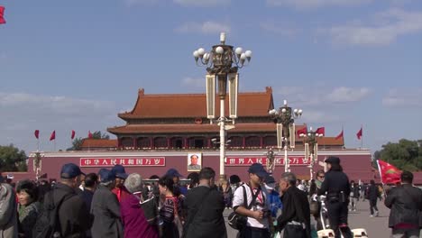 Turistas-Visitando-La-Ciudad-Prohibida,-Beijing,-China