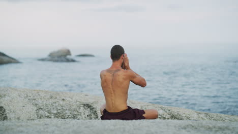 Yoga-Ist-Eine-Form-Der-Physiotherapie