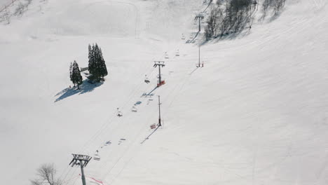 Skigebiet-Okuhida-Hirayu-Mit-Skiförderband-Auf-Schneebedeckten-Bergen-In-Gifu,-Japan