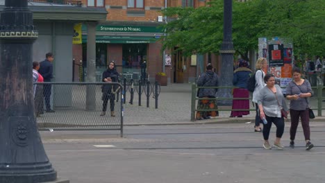 Menschen-überqueren-Die-Straße-In-Der-Einkaufsstadt-Göteborg,-Während-Touristen-Die-Straße-überqueren