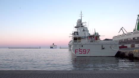 Rückansicht-Eines-Fregattenschiffs,-Das-Im-Hafen-Von-Gdynia-In-Der-Nähe-Des-Auswanderungsmuseums-In-Gdynia,-Polen,-Vor-Anker-Liegt