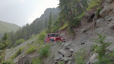 Red-Rubicon-Jeep-Trail-Montando-En-Las-Curvas-De-Black-Bear-Trail-A-Través-De-Las-Montañas-De-San-Juan