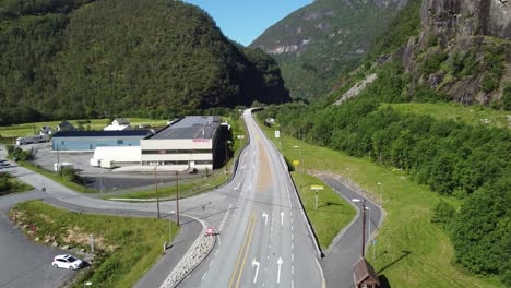 Antena-Estática-Por-Encima-De-La-Autopista-E16-Con-Autobús-Pasando-Por-Debajo-De-La-Cámara-Y-En-Dirección-A-Bergen---Dalekvam-Entre-Bergen-Y-Voss
