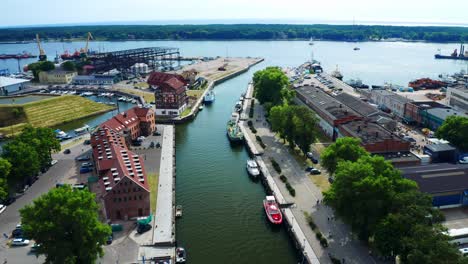 Luftaufnahme-Des-Hafens-Von-Klaipeda,-Altstadtkanal-Mit-Altem-Mühlenhotel-Und-Schiffen---Litauen