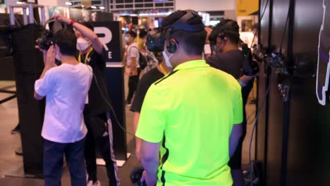 Los-Visitantes-Juegan-Juegos-De-Realidad-Virtual-Durante-El-Evento-De-Exhibición-Anicom-And-Games-Acghk-En-Hong-Kong