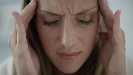 4K-Aufnahmen-Einer-Frau,-Die-Unter-Kopfschmerzen-Leidet