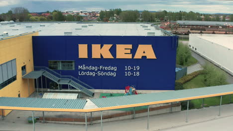 Reversa-Aérea---Una-Tienda-Ikea-En-Borlange,-Suecia