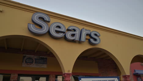 Sears-Store-Logo-Auf-Altem-Gebäude-Nach-Geschäftsschluss