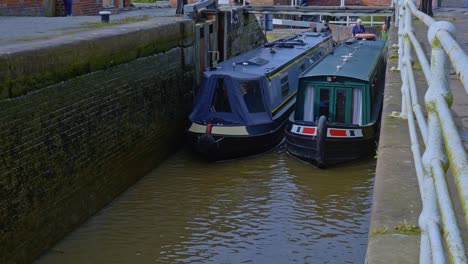 Dos-Canal-Narrowboats-Navegue-Lentamente-El-Sistema-De-Bloqueo-En-Bunbury-Cheshire-Alon-Shropshire-Union