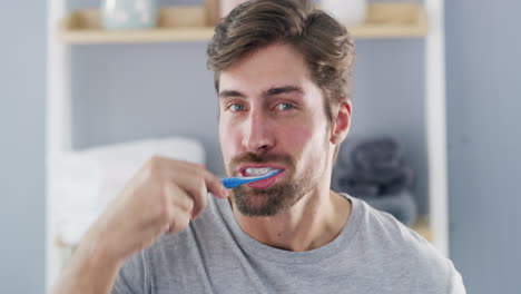 Ein-Hübscher-Junger-Mann,-Der-Sich-Die-Zähne-Putzt