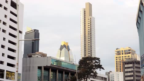 Eine-Gruppe-Großer-Gebäude,-Darunter-Eine-Turmbank-Mit-Seltsamen-Formen,-Die-Panama-City-Schmücken