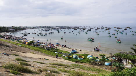 Barcos-De-Pesca-Vietnamitas-Flotando-Y-Navegando-En-El-Puerto-De-Mui-Ne,-Timelapse