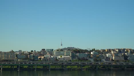 Der-Hangang-Fluss-Und-Die-Skyline-Der-Stadt-Seoul-Mit-Dem-Namsan-n-Seoul-Turm-In-Yongsan-gu,-Südkorea-–-Statische-Aufnahme