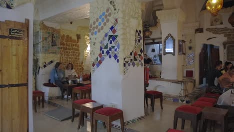 Gente-Sentada-Dentro-De-Un-Restaurante-Tradicional-En-Los-Zocos-De-Túnez-En-Medina,-Túnez