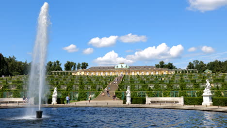 Potsdam,-Deutschland---August-2021:-Schloss-Sanssouci-Und-Brunnen-Im-Park-Sanssouci,-Wahrzeichen-Der-Stadt,-UNESCO-Weltkulturerbe