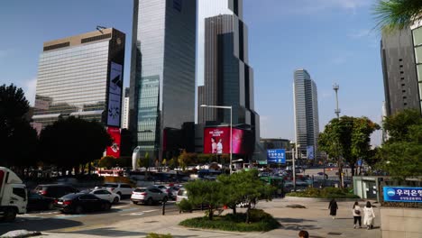 Zeitraffer-Für-Verkehr-Und-Fußgänger-In-Seoul,-Südkorea,-In-Der-Nähe-Des-Coex-Einkaufszentrums,-Des-Grand-Intercontinental-Hotel-Parnas-Und-Des-Trade-Tower