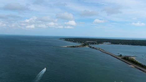 Panorama-Of-The-Road-Going-To-Vineyard-Heaven-Pier-And-The-Sailboats-Dock-At-The-Marina-In-Ma,-United-States