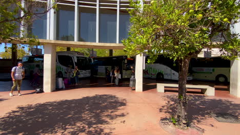 Menschen-Warten-Auf-Einen-Bus-Am-Busbahnhof-In-Huelva,-Spanien